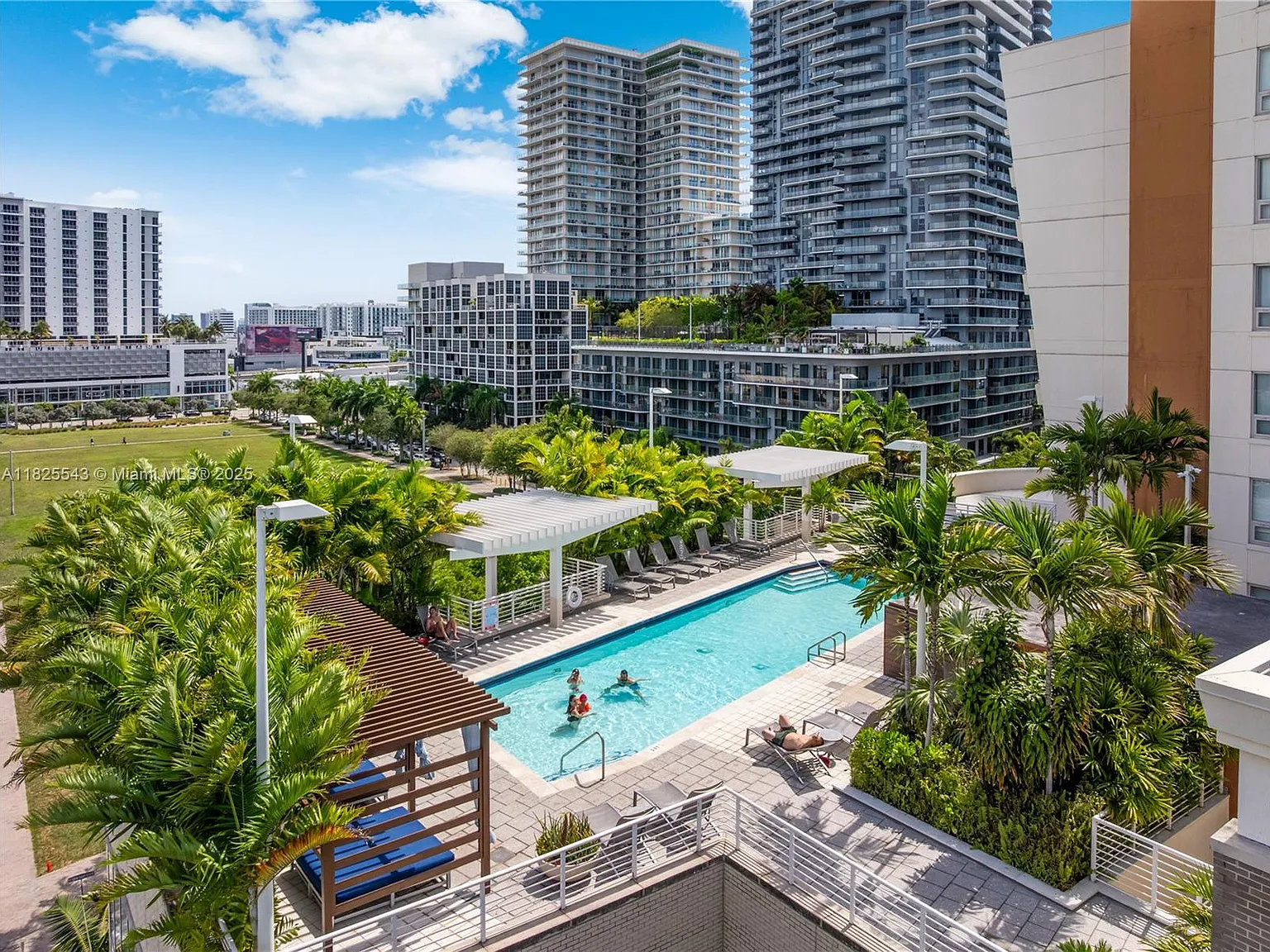 Midblock Miami Condo — Photo 1