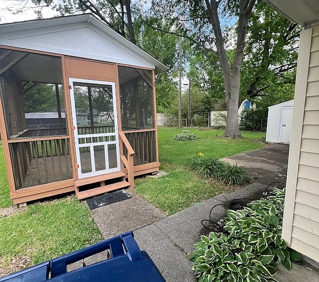 1827 Oakwood Ave NE — Photo 2