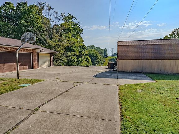 3rd image of 209 Pineview Ln