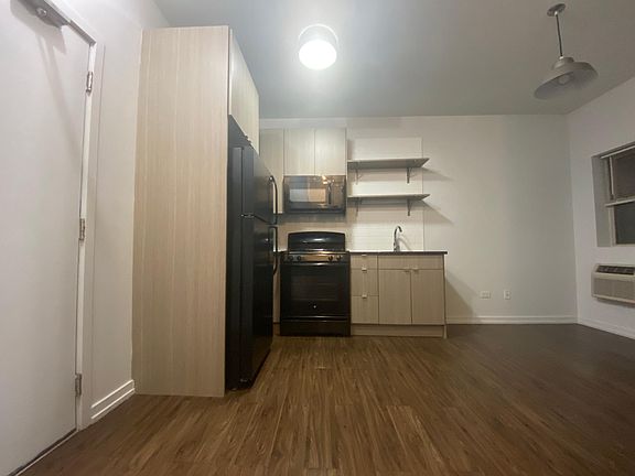3rd image of 5027 N Kenmore Ave #305