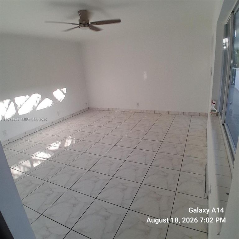 2344 NE 12th St APT 7, photo 2
