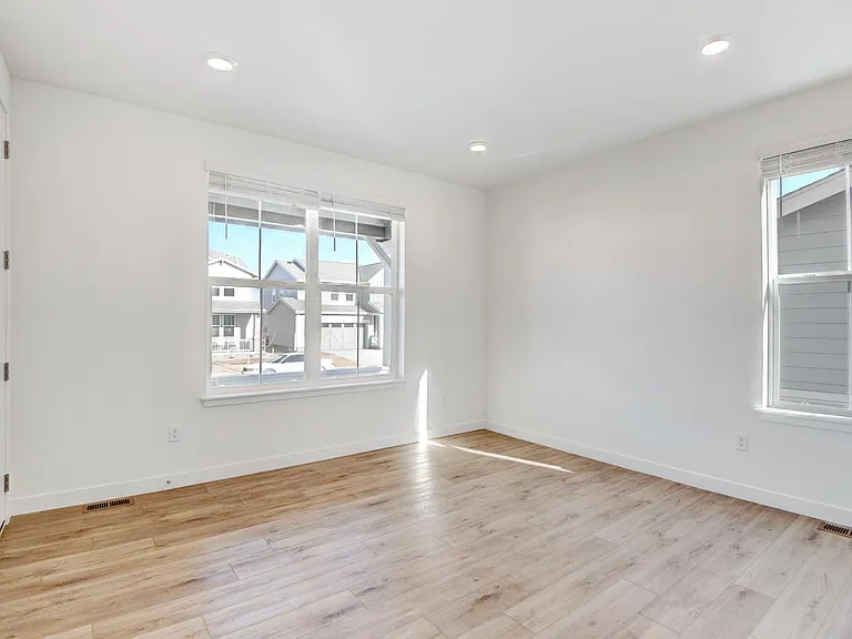 12915 Bay St — Photo 4