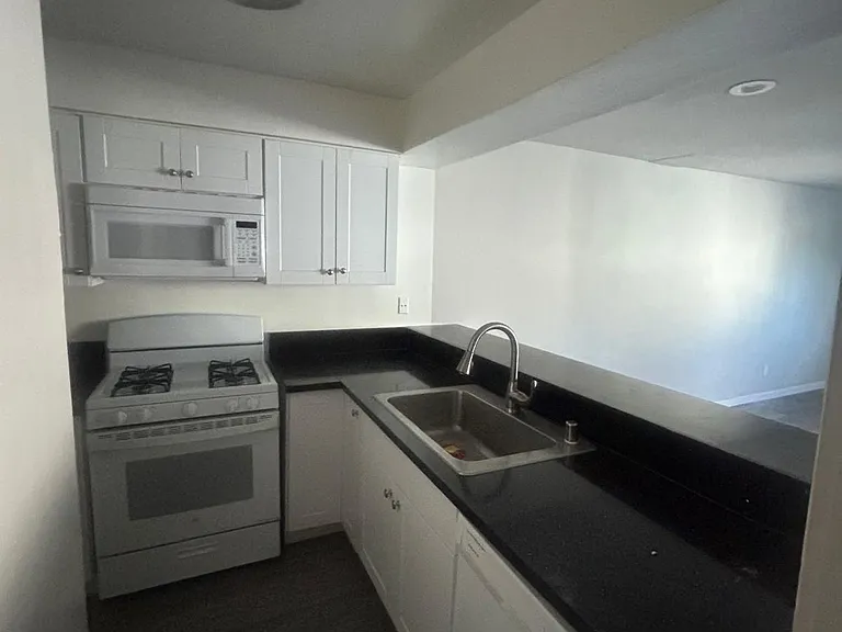 15050 Burbank Blvd — Photo 19