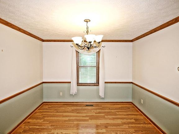 4th image of 2223 Cambridge Ct