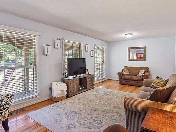 3rd image of 352 Eugenia Ct