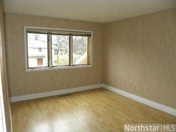 5th image of 942 Waterford Dr E