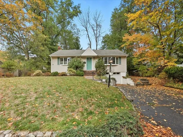 10 2nd St, Oakland, NJ 07436