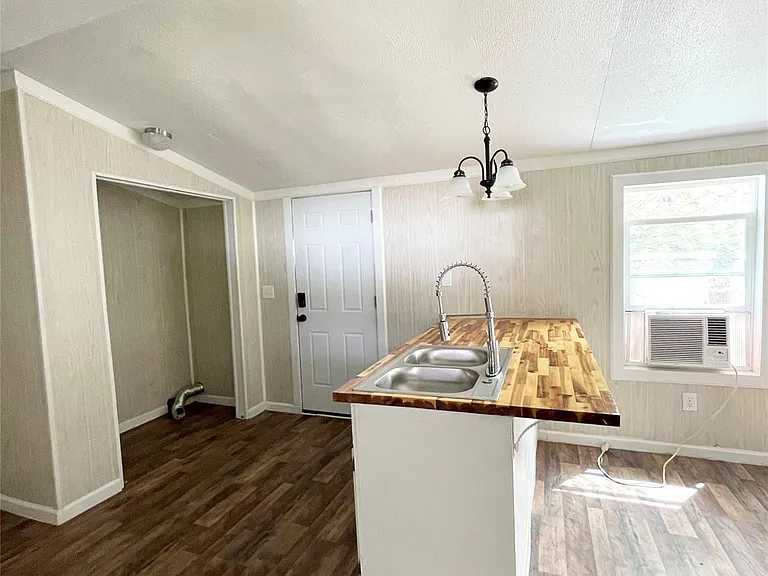 433 Capricorn Dr — Photo 9
