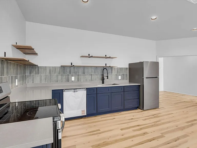 Riverside Suites — Photo 29