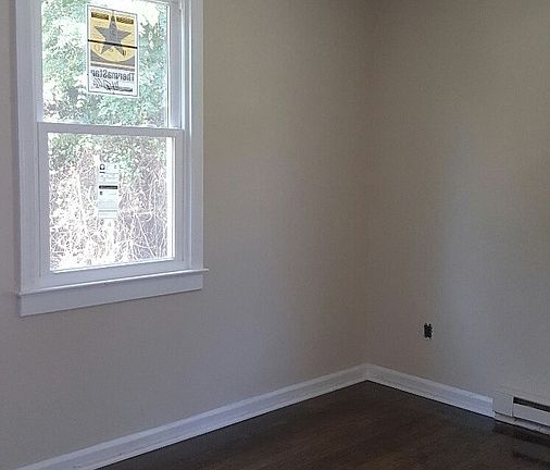 3rd image of 1040 Rockland Ave NW