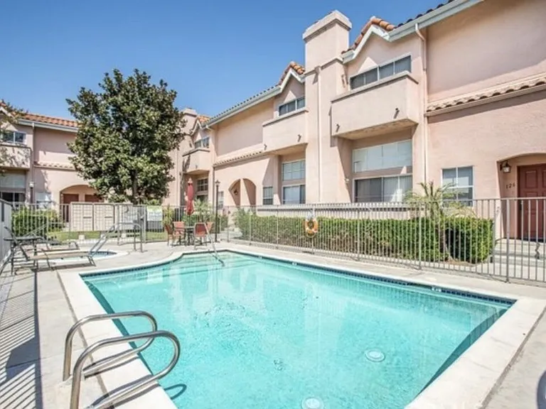 7320 Balboa Blvd #123 — Photo 33