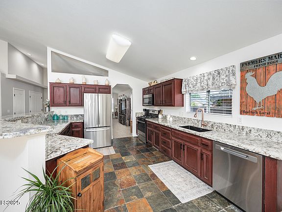 5th image of 240 Mary Lou Ln