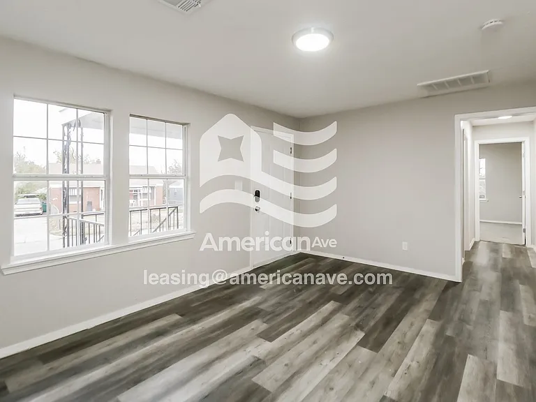 1581119_003_wm_-_living_room_13348813.jpg