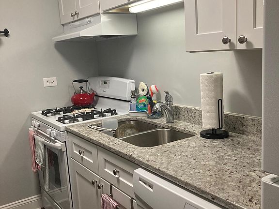 5th image of 2827 N Cambridge Ave APT 302