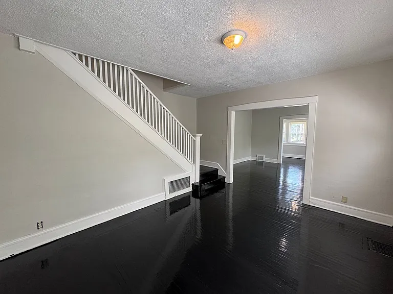 1136-1138 Fairfield Ave — Photo 12