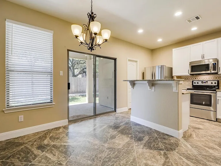 2202 Ezra Ct — Photo 10