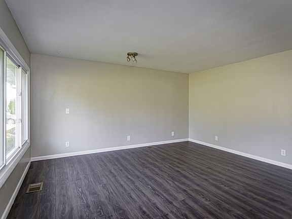 5th image of 904 N Clarkdale Dr