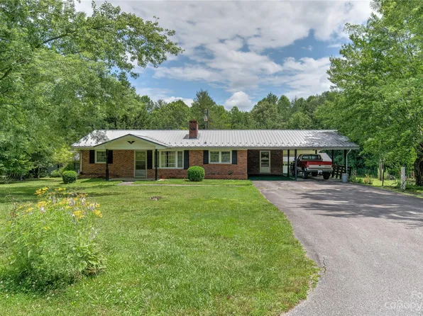 18 Eagles Nest Ct, Flat Rock, NC 28731