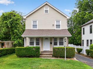 14 Valley Rd, Port Washington, NY 11050