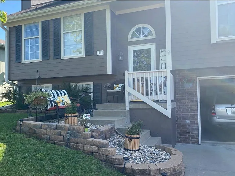 1217 NE Applewood St — Photo 3