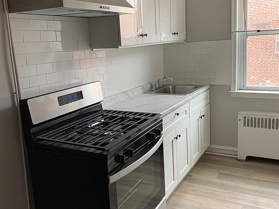 3rd image of 1526 Devereaux Ave