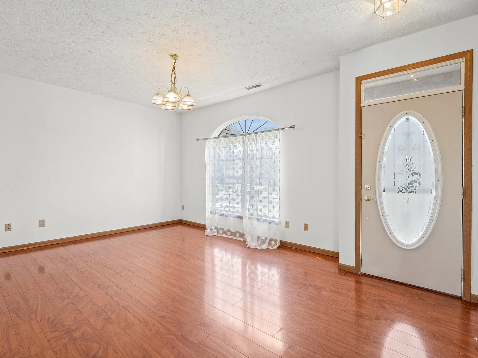 4 bed, 2.5 bath, 3026 sqft, $2,100 — Photo 4