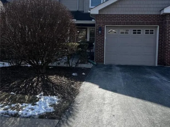 7 Oak Leaf Ln, East Stroudsburg, PA 18301