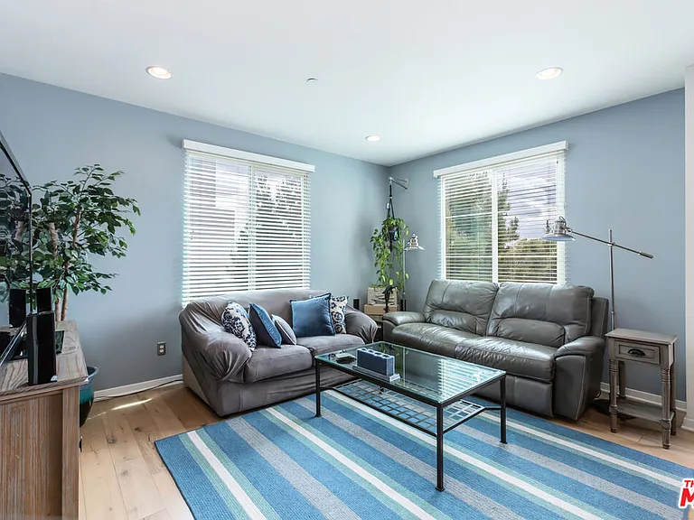 5547 Palm Dr — Photo 2
