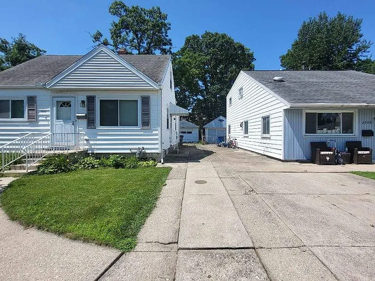 2954 Penrose Ave — Photo 2