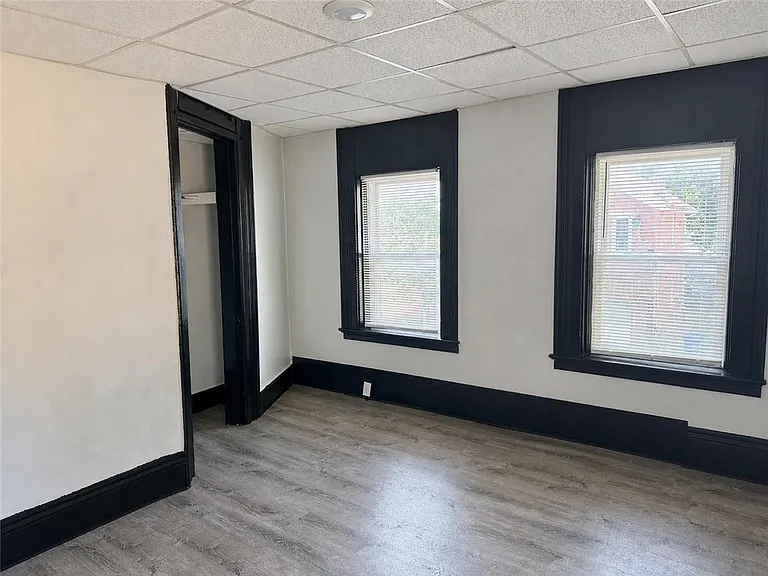 111-115 Lyell Ave #113 — Photo 6