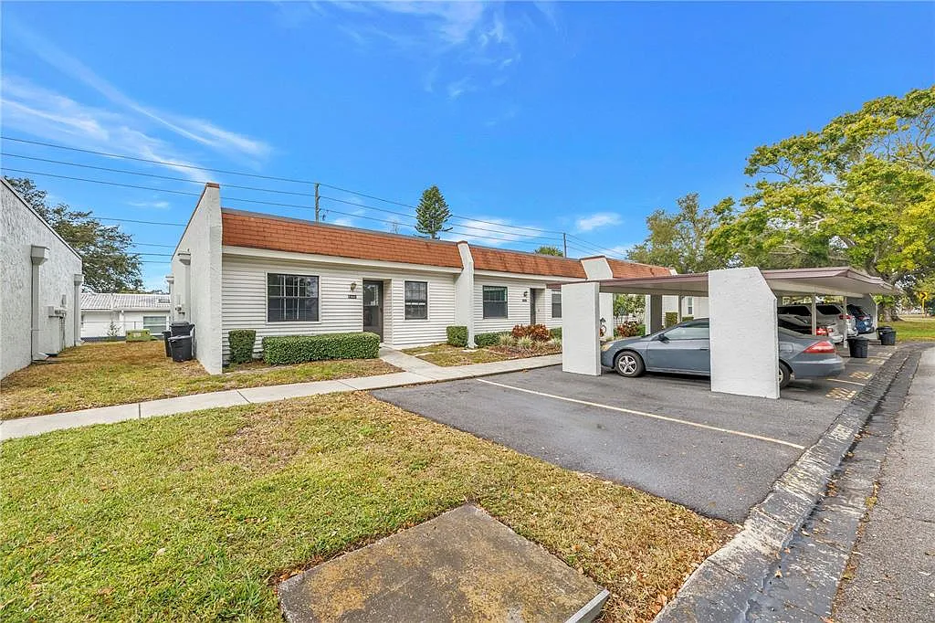 Photo 2 of 46 - 9224 Mission Oaks Blvd - Seminole, FL Building Photo - 9224 Mission Oaks Blvd