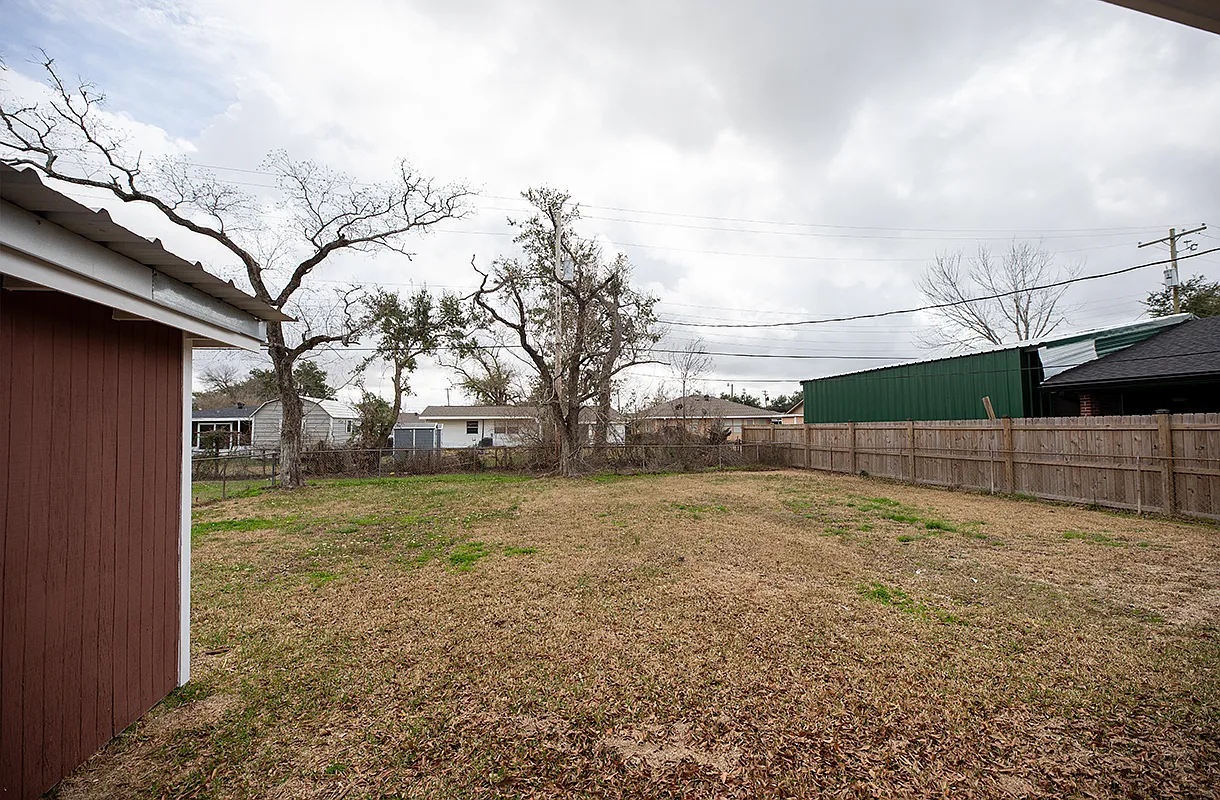 3 bed, 1.0 bath, 922 sqft, $995 — Photo 2