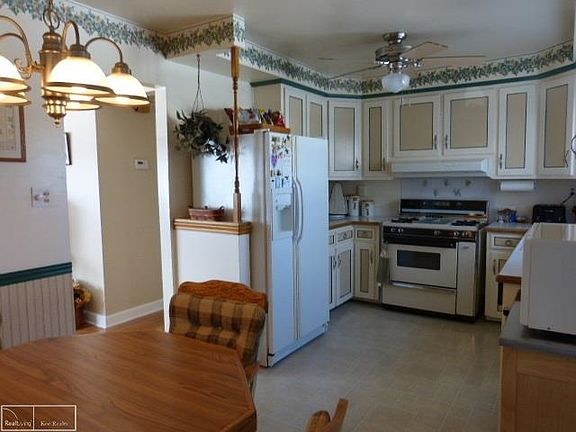 4th image of 19719 Sherry St