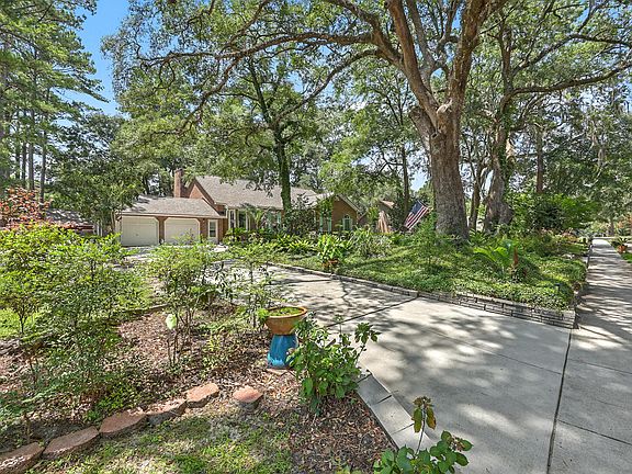 5th image of 118 King Charles Cir