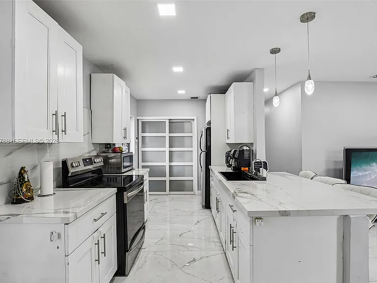 1421 N 68th Ter — Photo 10