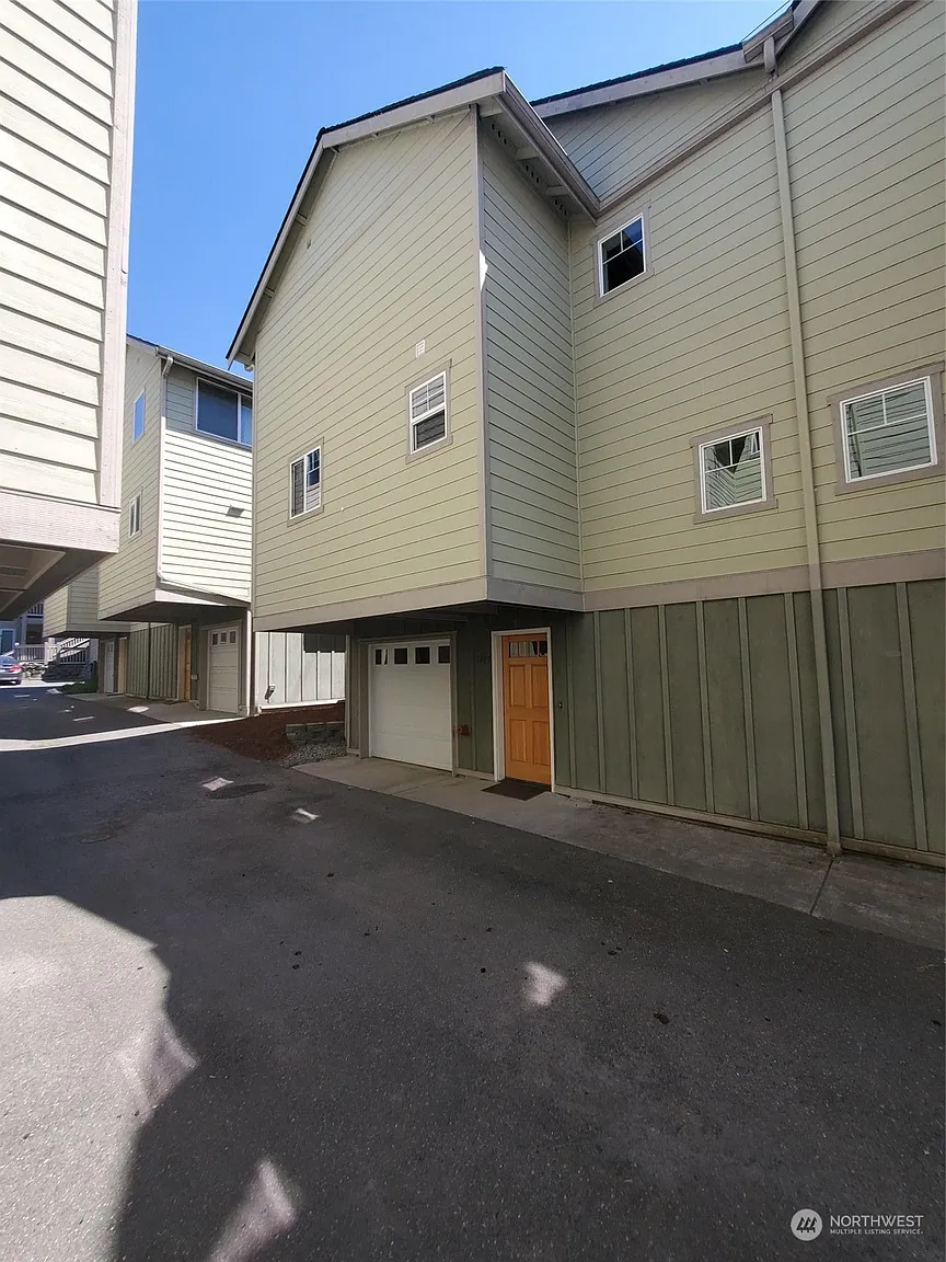 1402 N Northgate Way photo 1