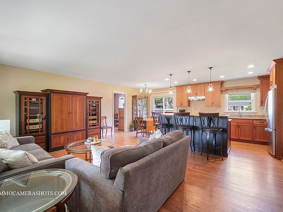 5th image of 22W560 Arbor Ln
