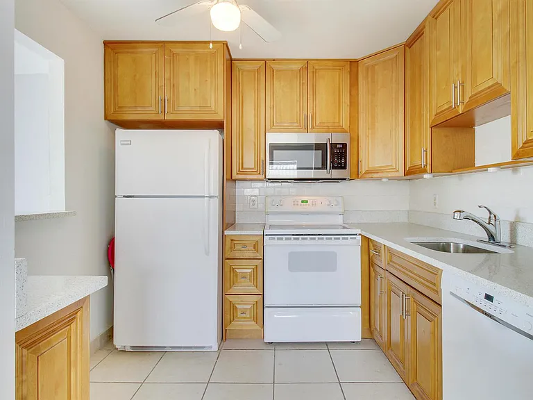 175 Valencia Dr #H — Photo 5