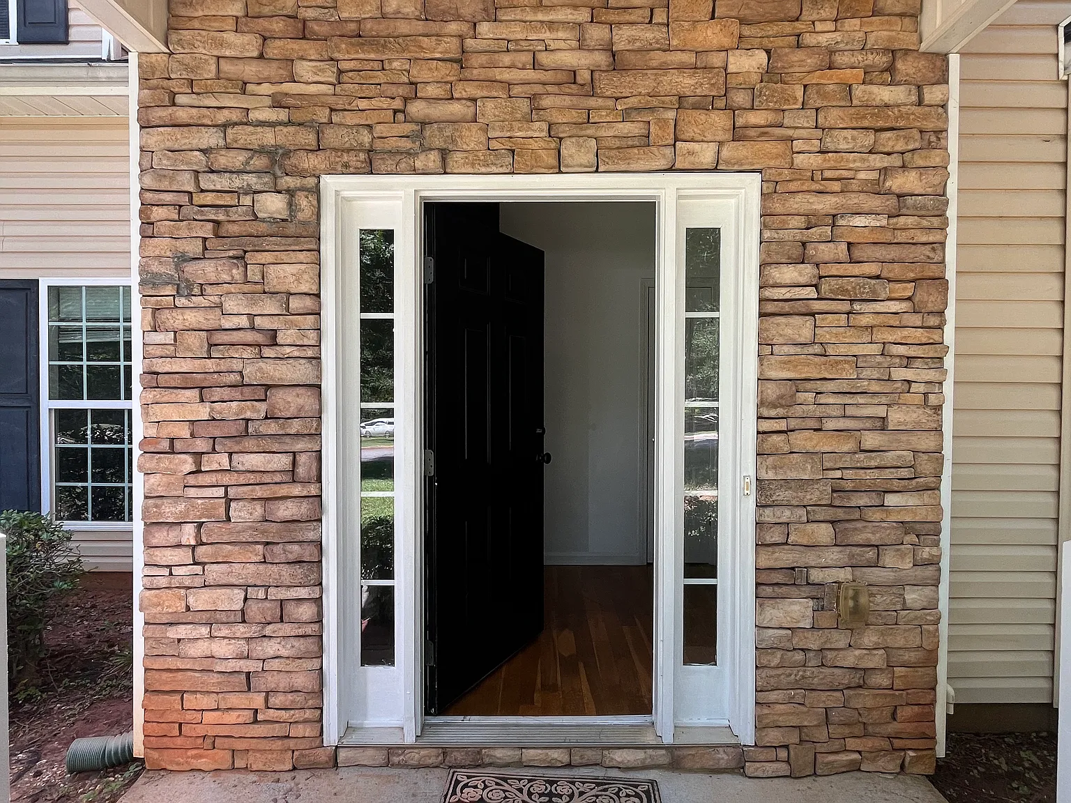4 bed, 2160 sqft, $2,400 — Photo 2