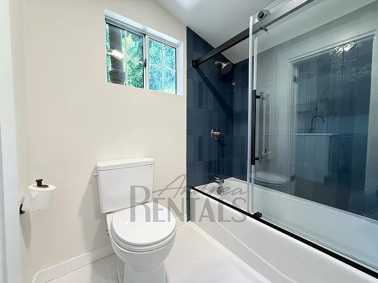 1329 Oxford St — Photo 18