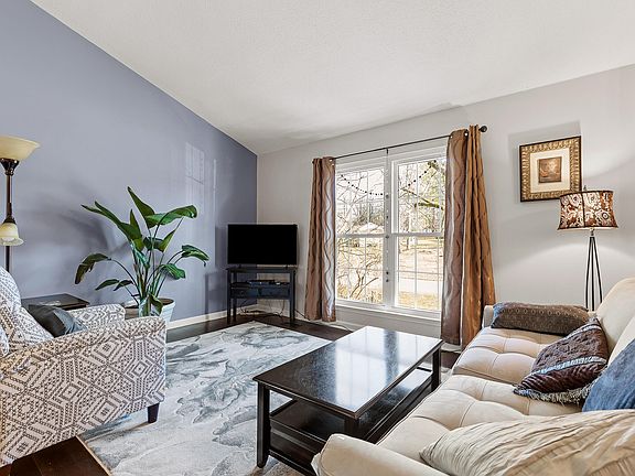 4th image of 285 Meadow Green Dr