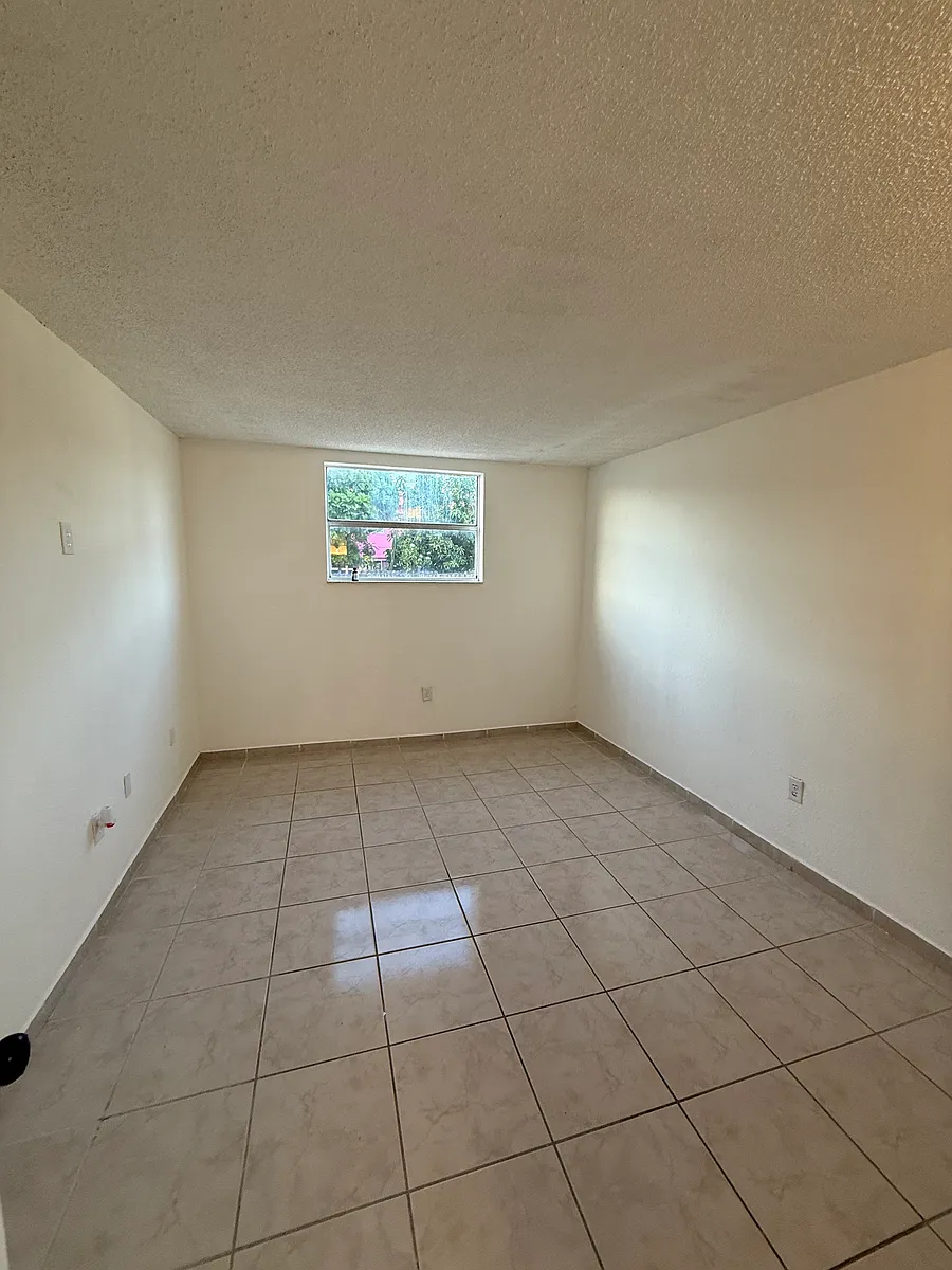 Building Photo - 666 W 81st St #111