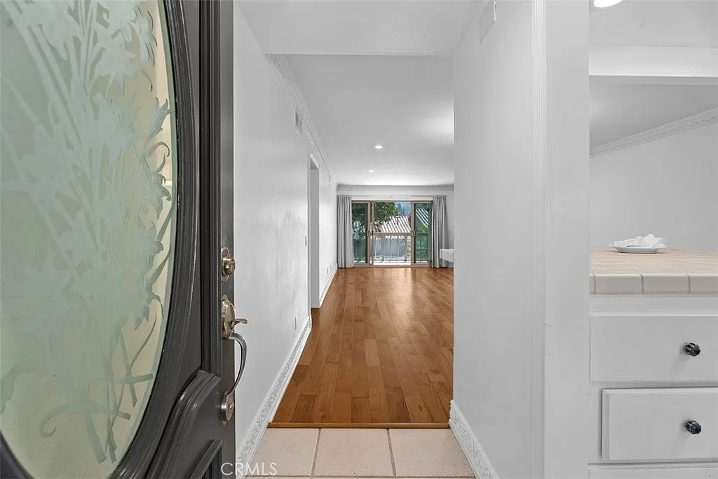 2 bed, 1045 sqft, $3,650 — Photo 4
