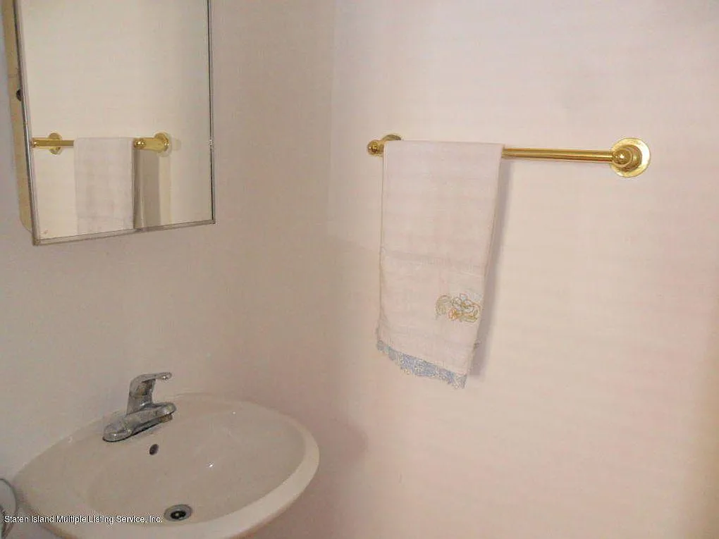 3 bed, 1.5 bath, 1890 sqft, $2,700 — Photo 1