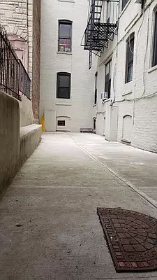 4th image of 699 Willoughby Ave #1R