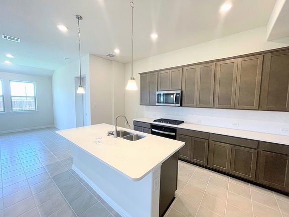4th image of 3201 Riverlawn Dr