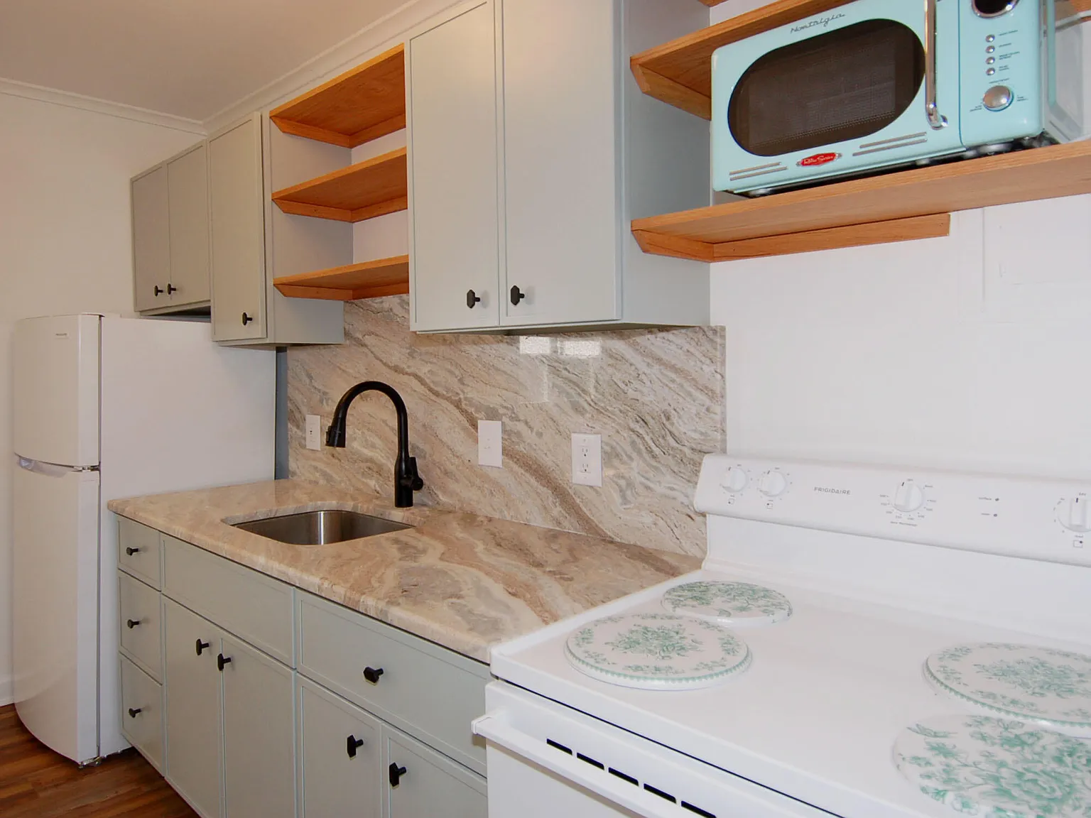 1 bed, 1.0 bath, 566 sqft, $1,300 — Photo 3
