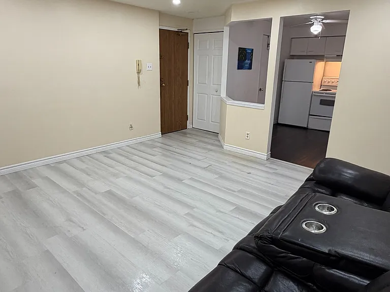 565 Greenfield Ave #902 — Photo 9