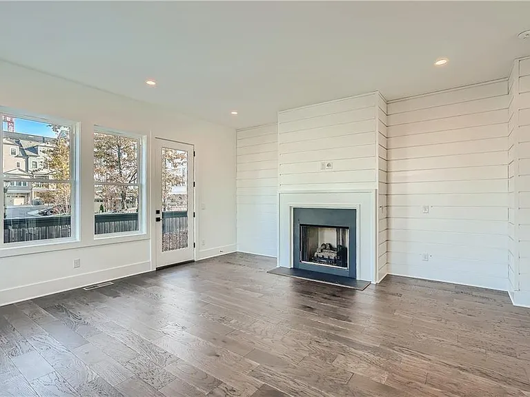 300 Gibson St SE — Photo 9