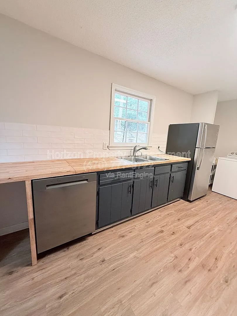 3 bed, 1.0 bath, 1072 sqft, $1,799 — Photo 4